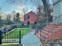 DC Metro: Cozy 4BR Cottage on a Hill - Pets allowed Hotels in Silver Spring