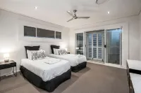 Large home, pool, Central, Walk to Beach 5 min - ヴィラ