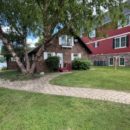 Charming 4-Bedroom Cottage on Fabulous Diamond Lake! Just Remodeled! WiFi & AC