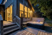 Bob Creek Cabin - across from Bob Creek Beach, Forest, hot tub
