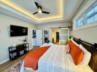 Stunning Sunrise Home | Waterfront |  Sauna | Views | Dogs | Trail Access - บังกะโล