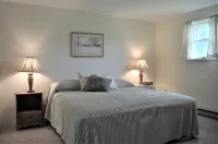 Two Bedroom Across from Outlet Pond on edge of village and wooded trails. - 3-Sterne