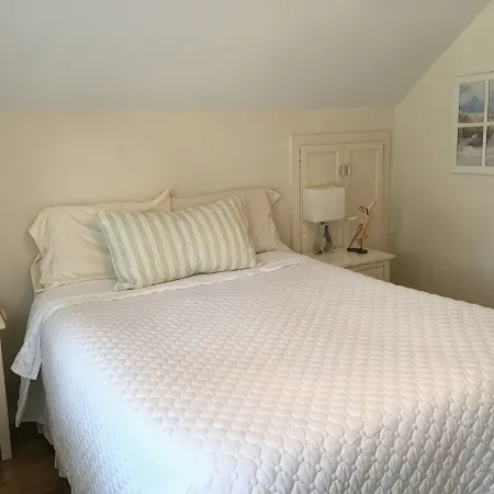 Lovely cottage 2 miles from the beach in quiet neighborhood