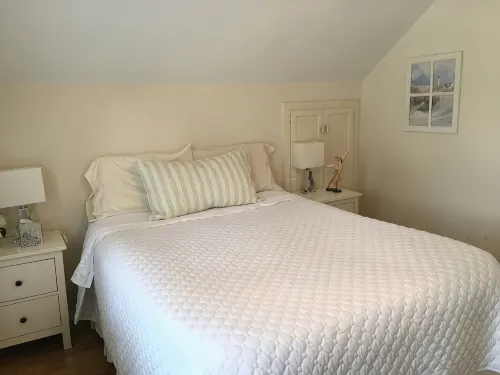 Lovely cottage 2 miles from the beach in quiet neighborhood