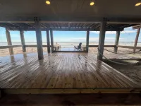 Pedestrian Beach Front 3- bedroom house in Surfside Beach - 비치