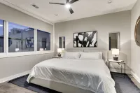 Steps from Downtown Omaha! Rooftop firepit & luxury accommodations - Balkoner