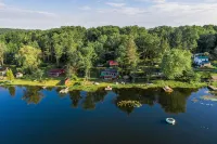 Magical lakeside retreat with hot tub + dog friendly! - Homestays