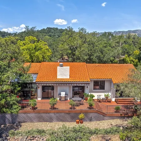 Amazing Get-Away! Enjoy the Views! Relax on Deck or by Pool. Minutes to Plaza.