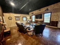 Spacious barndominium on scenic farmland. 5 miles from Guntersville boat ramp! - 2-Star