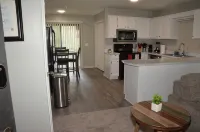 Gold Leaf Getaway: Cozy 2-bd apt in quaint Daleville, Streaming, WiFi, Near Base - 무료 와이파이