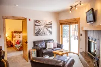 Luxury Corner Lodge Ski-in/Out Steps from Lift, Trail Head, Town, & Hot Tub/Pool - 3 stjerner