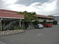 Royal Motor Inn - parking