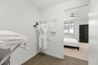 Modern 1-Bedroom City View High Rise Condo with Balcony Gym Pool Free Parking - สระว่ายน้ำส่วนตัว