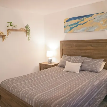 Guest Favorite! Easy Walk to Beach/Food & Shops + Private Parking