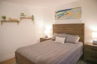 Guest Favorite! Easy Walk to Beach/Food & Shops + Private Parking