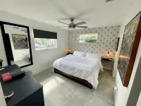 Modern lakeside pool home near hardrock and fll airport