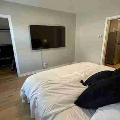 Downtown King Bed Suite- Very Walkable- Flexible Cancellation Rooms