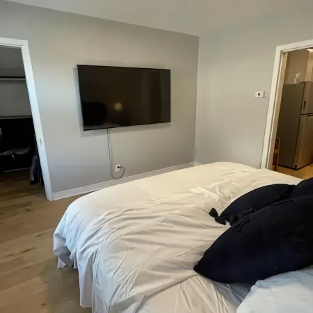 Downtown King Bed Suite- Very Walkable- Flexible Cancellation