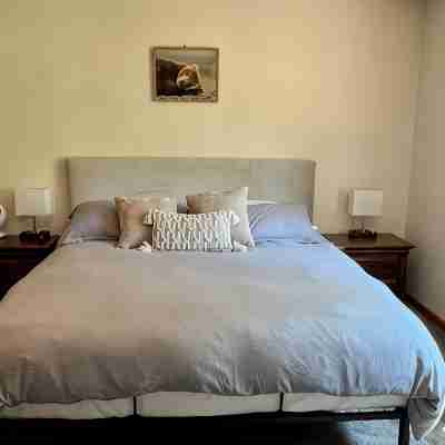 Charming home w/jacuzzi, hiking trails, games, near sandy beaches in Bass Lake! Rooms