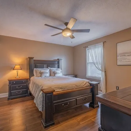 Heart of Athens! Beautiful Townhouse, 15 Minute Walk to Stadium, Downtown.