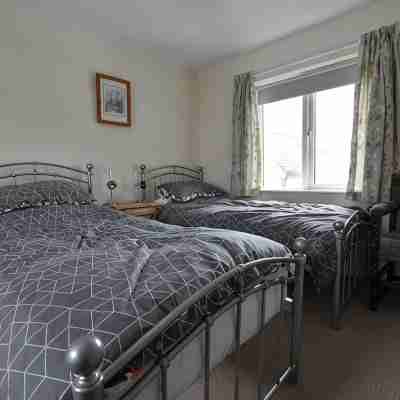 Recently renovated 2 bedroom annexe with open plan living room and kitchen. Rooms