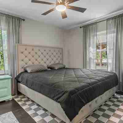 Private lakefront retreat Rooms