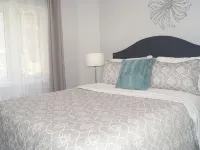 Cheerful 2 Bdrm house, free Netflix, free parking for 2 cars Hotels in Kitchener