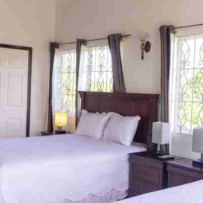 PERFECT FOR LARGE GROUPS-EXCELLENT LOCATION, MINUTES FROM EVERYTHING. Rooms
