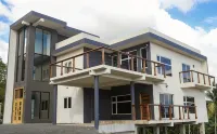 Luxury villa with sky pool and scenic ocean views, 10 mins from airport Hoteles en 