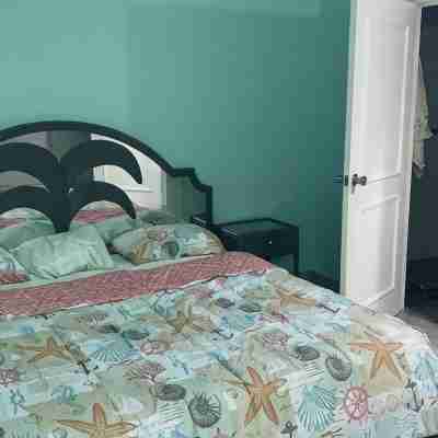 NEWLY RENOVATED Ocean Front 2 bedroom/ 2 bath, pristine water, divers paradise. Rooms