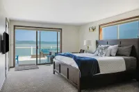 Beautiful Beach House and additional beach cabin with Olympic Mountain view