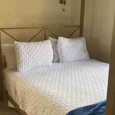 Spacious 5-bedroom house in tranquil Montego Bay with AC, WiFi Rooms