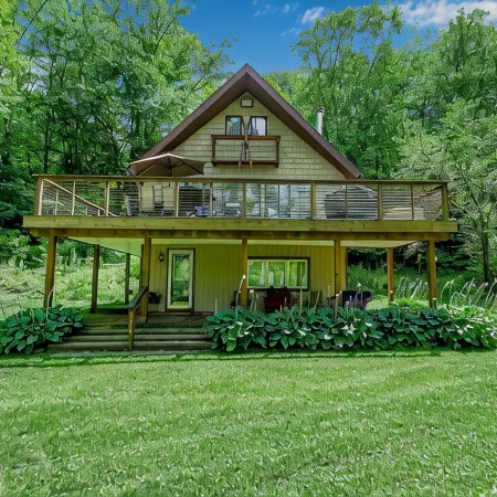 Ellicottville Chalet with beautiful storybook creek