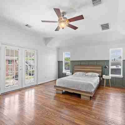 Nice Villa in Downtown /Heights/Northside/ 7 bed, 4 bedroom, 2.5 bath Rooms