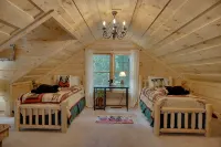 Cozy Cabin with ADA accessible, golfing, hiking,, beach, tennis, and more! - Wifi