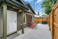 Luxury 2BR home with high ceilings with  BBQ/ patio in beautiful South Windsor.