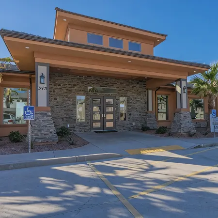 Zions Village, 7BDR 6BTH, Spacious Home, Beautiful Pool, near Zions Nat Park.