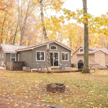 Cozy Lake Front Cottage, Escape with Amenities