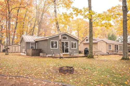 Cozy Lake Front Cottage, Escape with Amenities - 3-Star