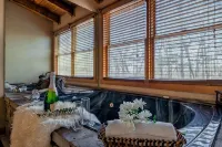 Entire Cabin! Hot Tub!  Sleeps 12 4 BD/4BA. 1 Mile to Convention Center - Hytter