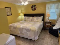 Off Duty Retreat ~ Sleeps 10,  Screen Porch, Plenty of Parking, Blackstone Grill - Homestays