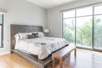 ULTRA LUXE Lafayette Modern House Brand NEW - 4 stjerner