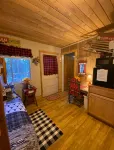 Mountain Cabin walking distance to Park and Brewery. Level off street parking.