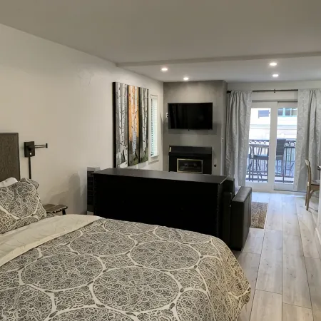 1 min. walk to Ski Lift/Gondola, shopping & dining! Perfect location!New Remodel