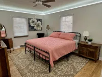 Modern Tree-Street Retreat/Walkable Location - Boutique
