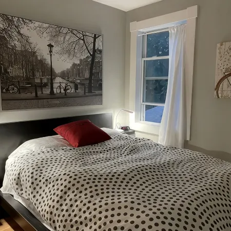 Charming 2-bedroom house in marvelous Auburn with AC, WiFi, and fenced yard.