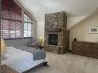 Spacious Sun Valley Retreat - Hot Tub + Walk to River Run & Downtown - 4성급