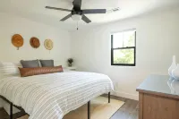 Peaceful, Modern Farmhouse. Premier Host. Minutes from Beach. Dog Friendly. - Boutique