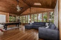 Rustic Lakefront Cabin near Smokies w/ Hot Tub, Firepit, Pool Table + Views! - シャレー