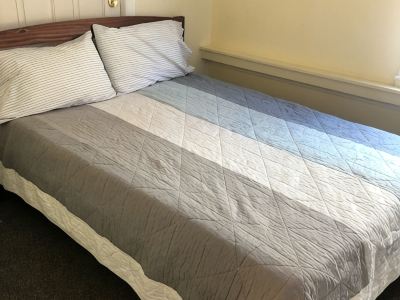 Cozy- 2-Bedroom clean and Quiet- Maple St. Walk anywhere
